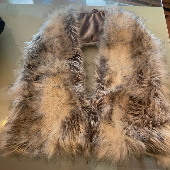 Canadian faux fox fur bridal wrap . Gorgeous quality . Royal scout co. Sold out. - Picture 5 of 8